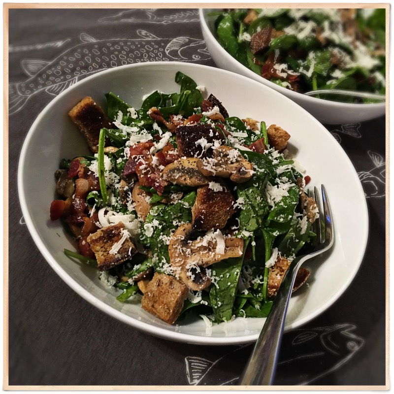 Salade d'épinards chaude avec vinaigrette à la moutarde d'érable au whisky